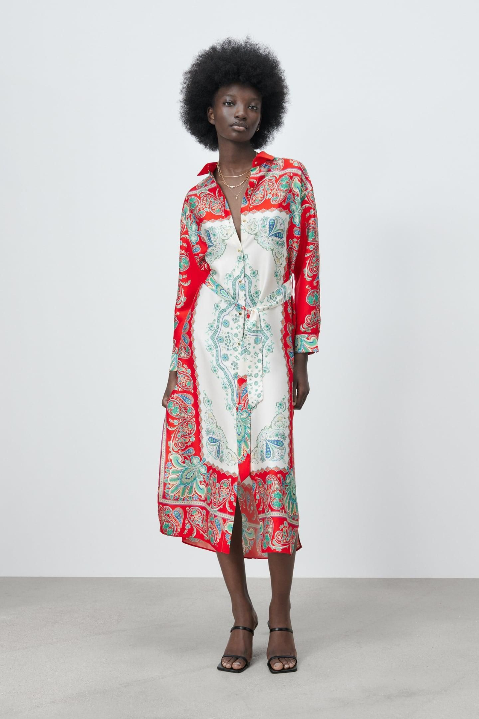 Vestido camisero con estampado y cinturón de Zara.