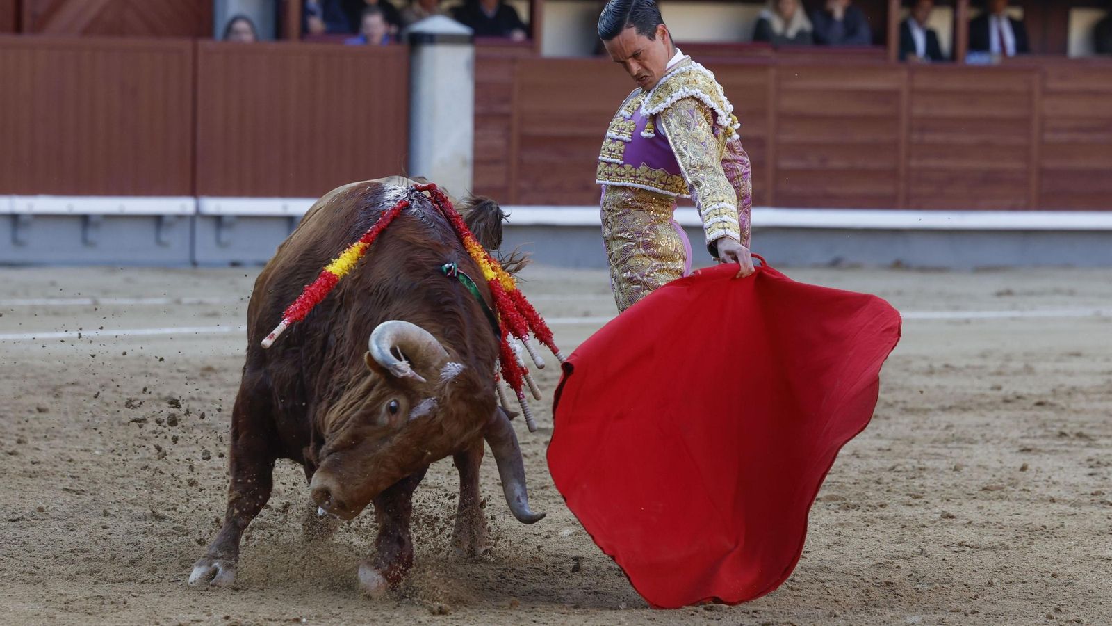 David Galván, con el segundo toro de este sábado en Las Ventas. 