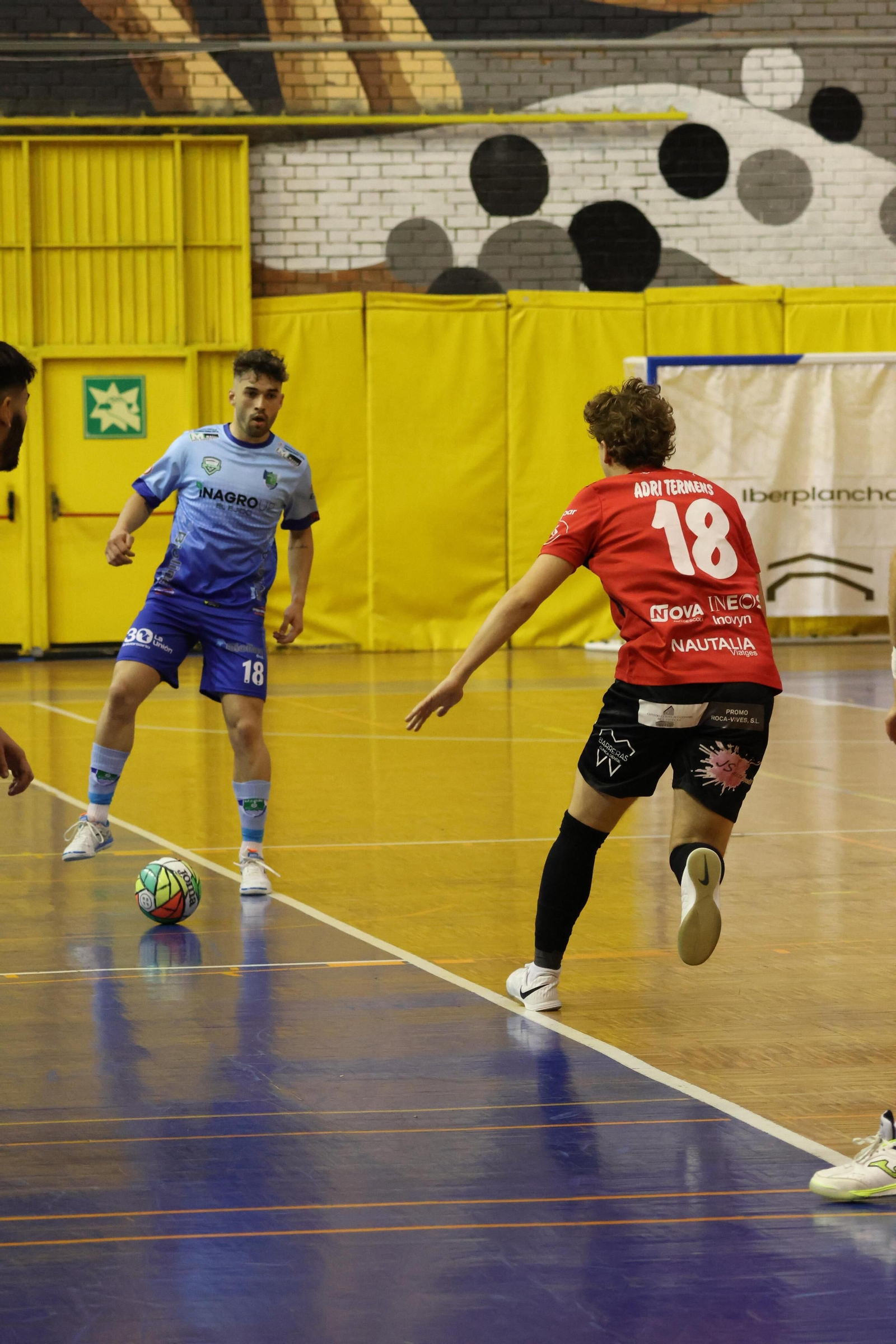 El celeste Cerviño encara al local Adri Térmens durante una acción del encuentro.