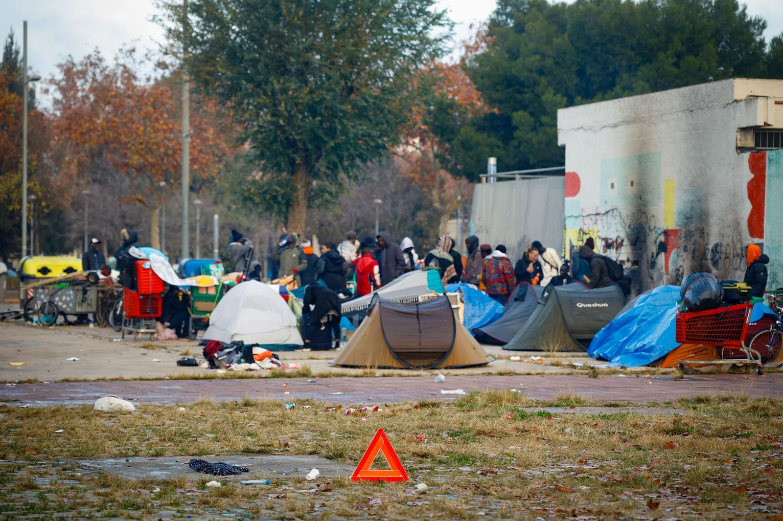 Las personas desalojadas del instituto B9 de Badalona acampan en la calle.