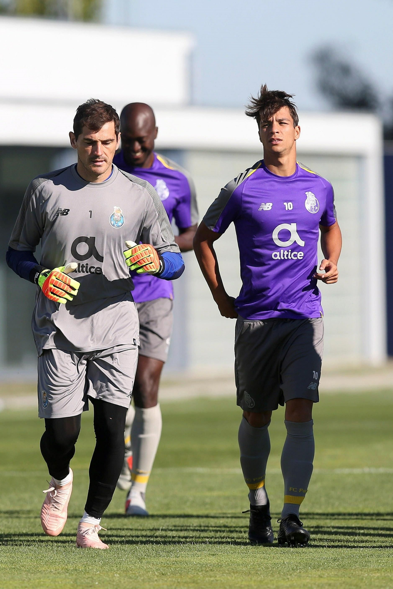 Óliver Torres, junto a Íkder Casillas durante un entrenamiento con el Oporto.