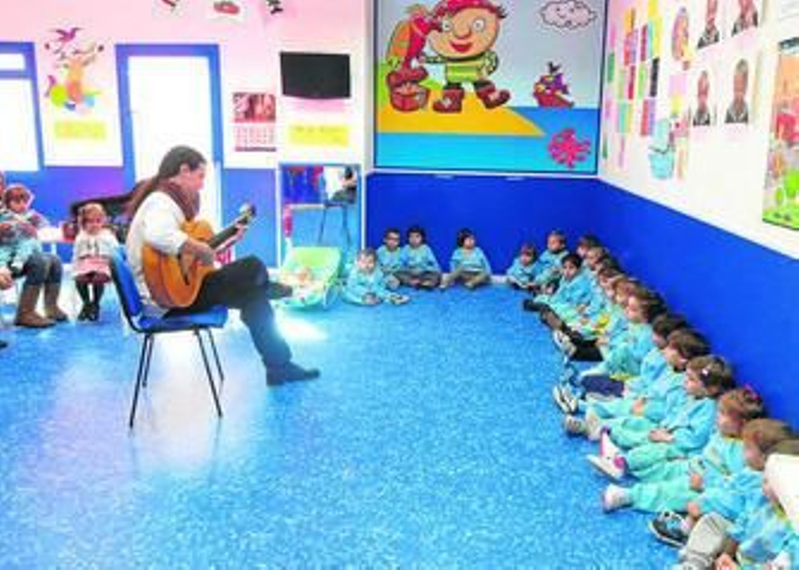 El guitarrista ofrece un concierto en la guardería ante una treintena de niños de 0 a 3 años.