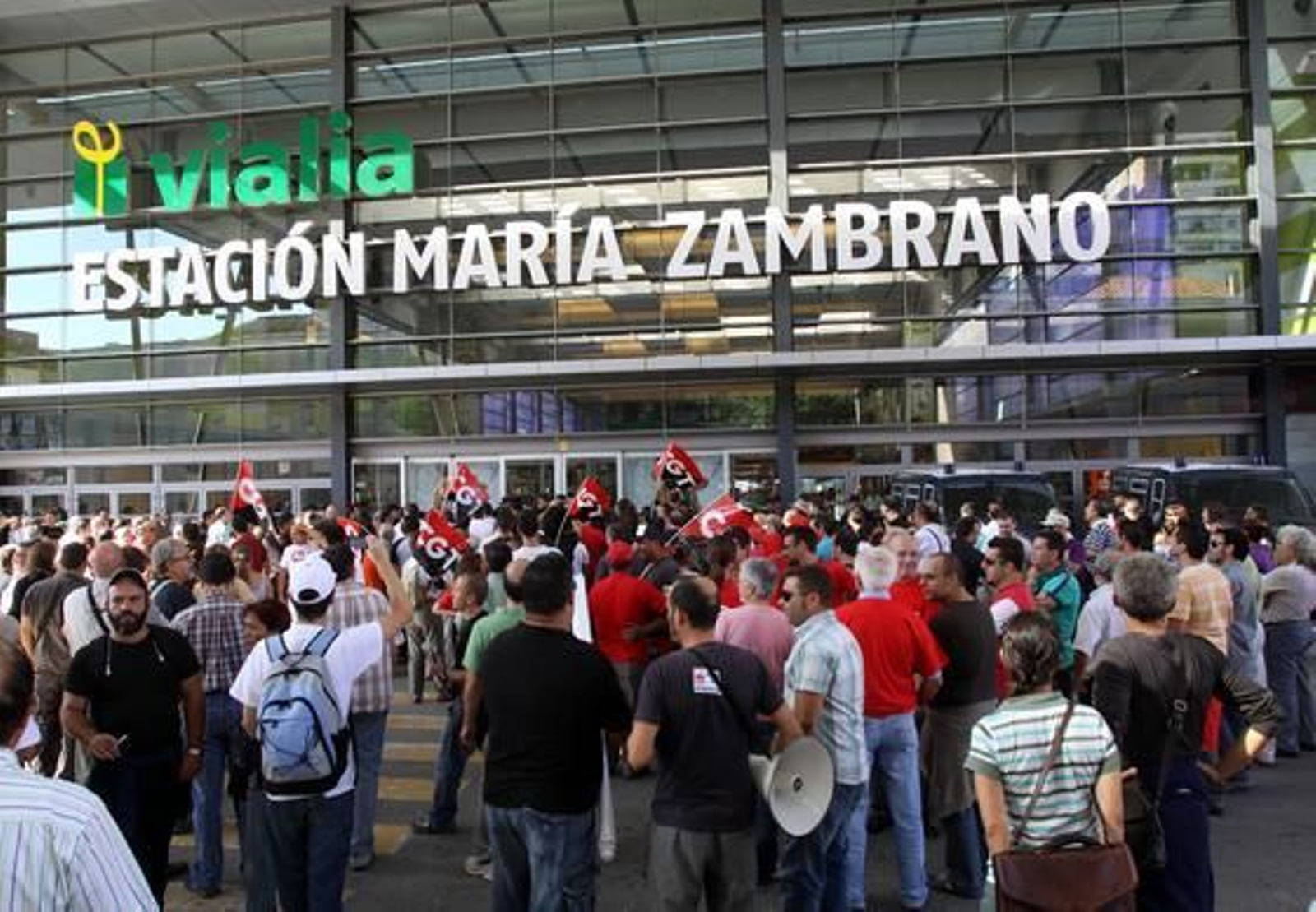 Manifestantes en la puerta de la estación María Zambrano.

Foto: Migue Fernández