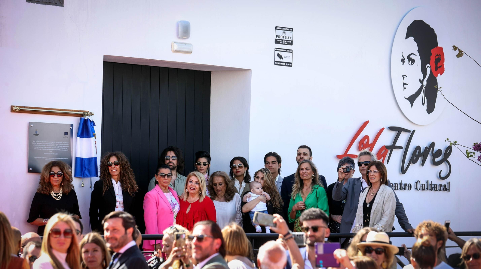 Toda la familia de Lola Flores y muchos famosos en Jerez en la inauguración de su Centro Cultural Toda la familia de Lola Flores y muchos famosos en Jerez en la inauguración de su Centro Cultural