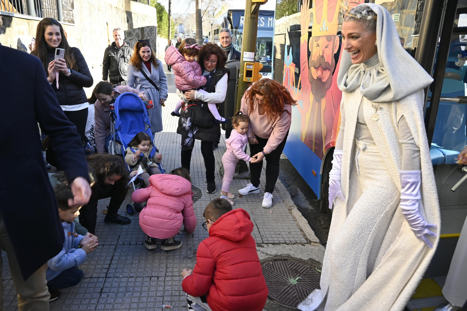 Visita de los Reyes Magos a los ancianos de los asilos de Huelva, en imágenes