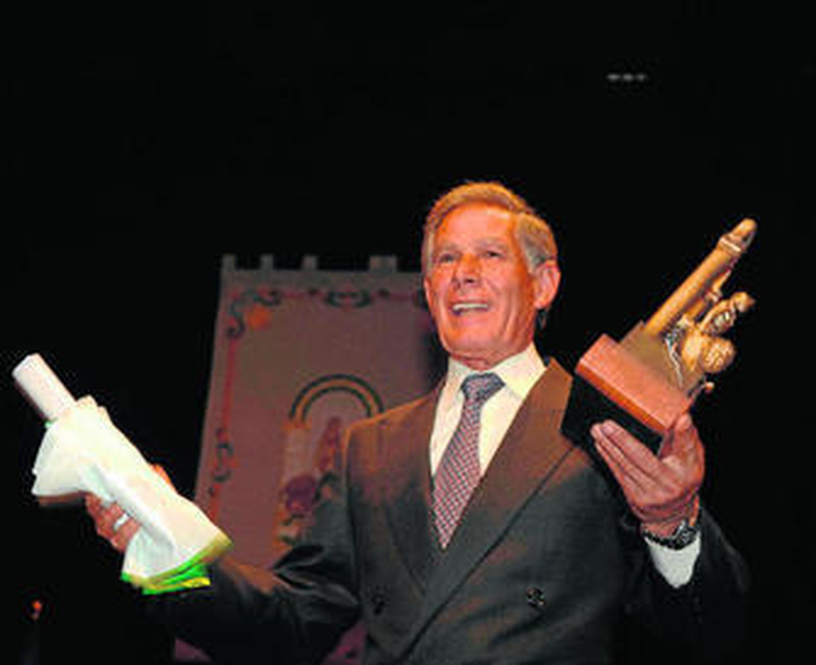 El matador de toros Francisco Ruiz Miguel recibiendo el galardón de la Junta de Andalucía el año pasado.
