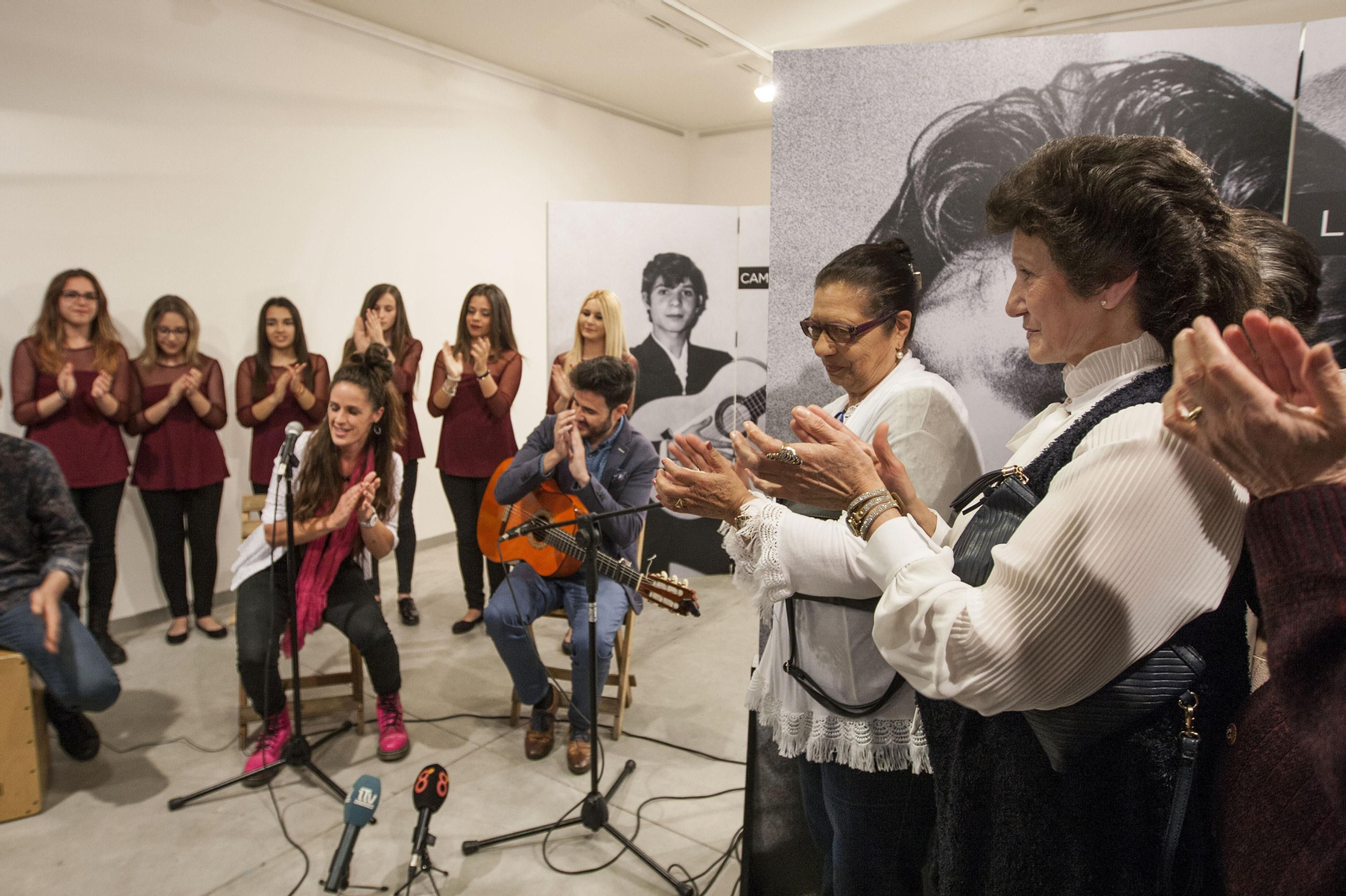Las hermanas de Camarón (d.) escuchan la canción 'Tacón de Los Cabales' dedicada al artista isleño.