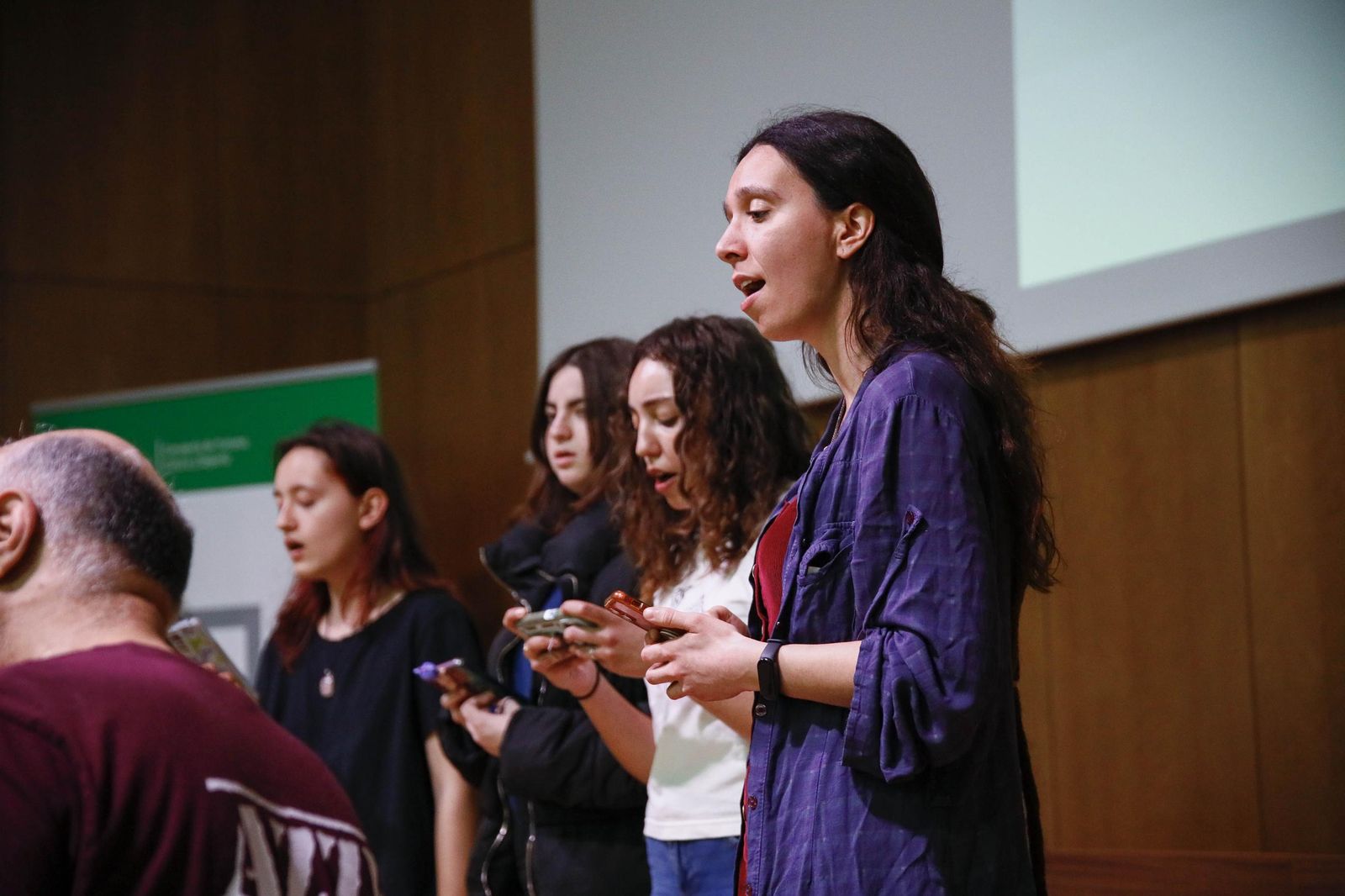 Las imágenes de la presentación del libro "Almería es poesía" en la biblioteca Villaespesa de la ciudad de Almería