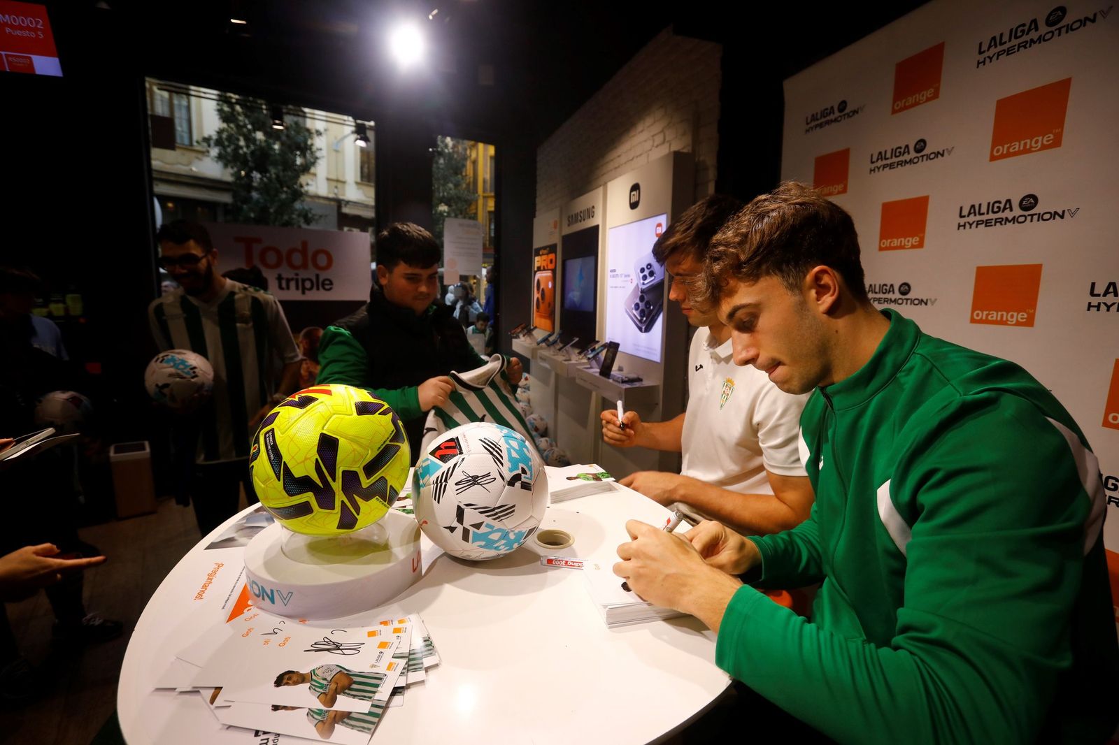 Las mejores fotos de la exitosa firma de autógrafos del Córdoba CF en el centro de la ciudad