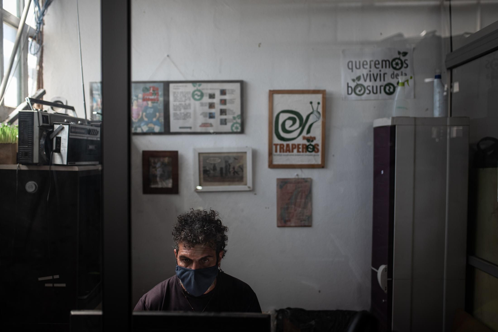 Una visita a la tienda de Traperos de Emaús en imágenes