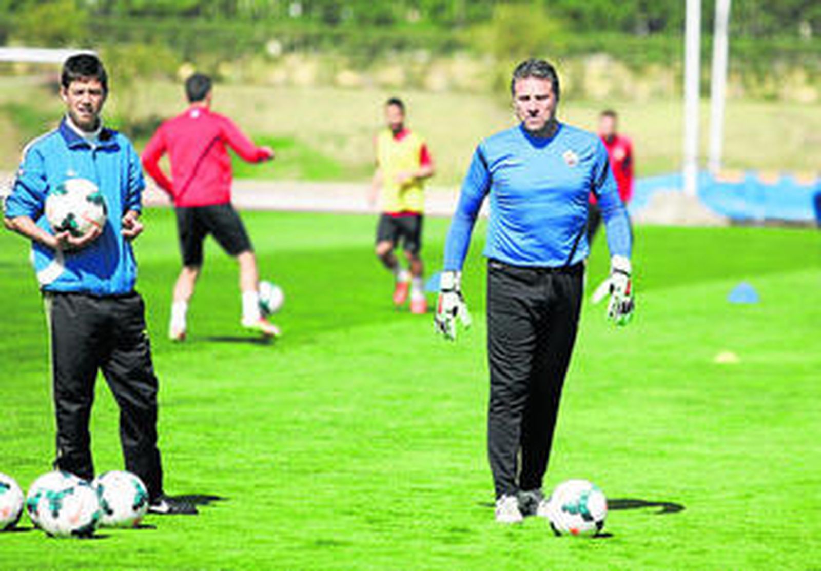 Ángel Férez se prepara para dirigir un ejercicio de entrenamiento con Esteban y Julián la pasada temporada.