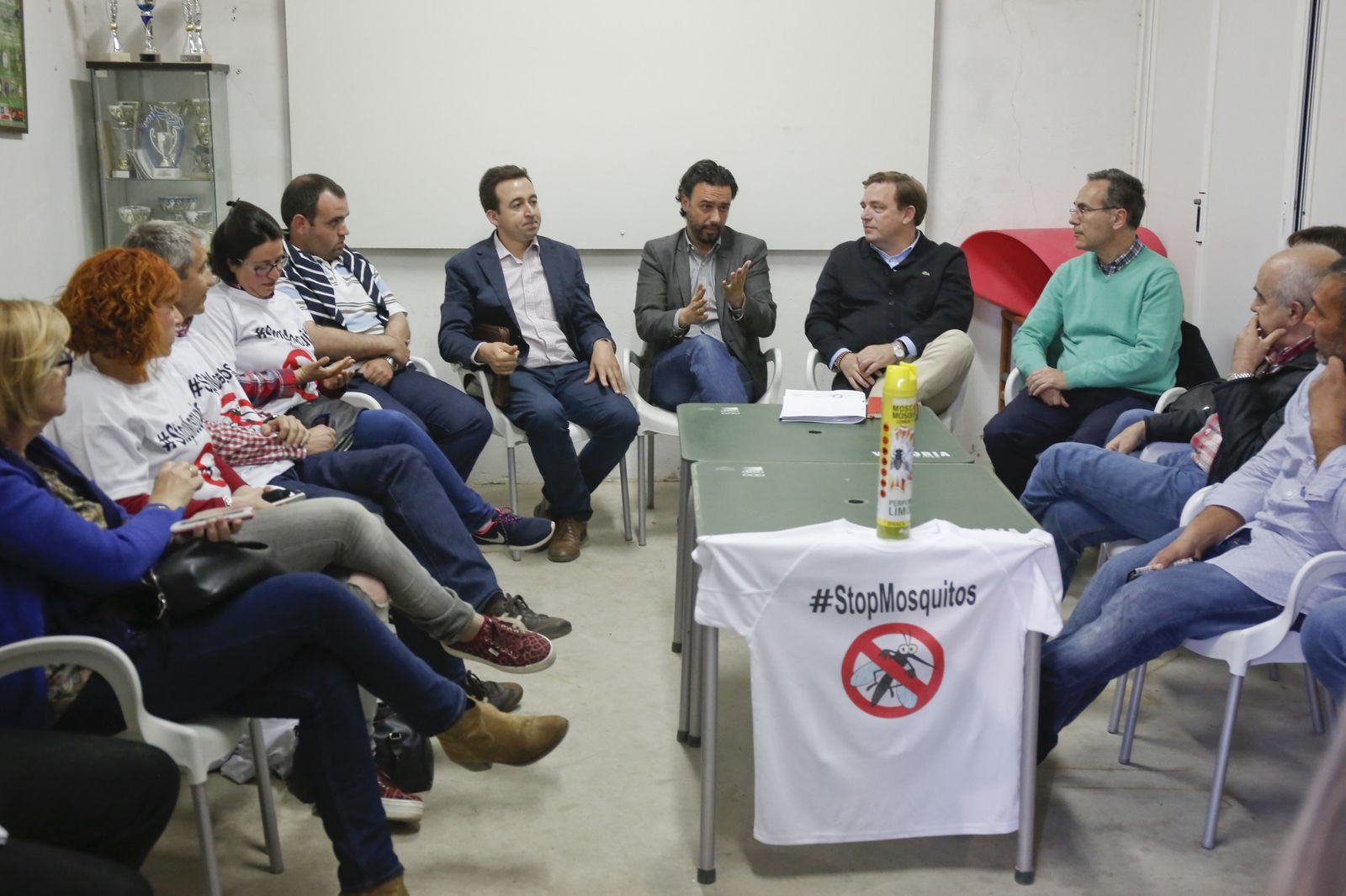 Los vecinos de Guadalmar claman contra los mosquitos