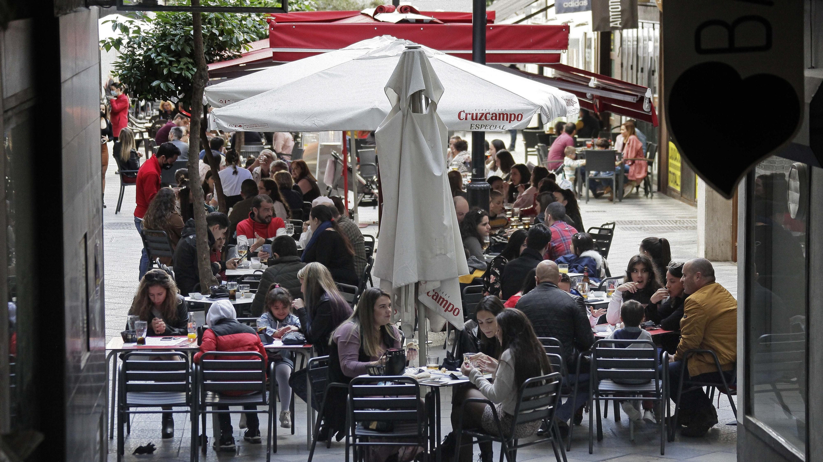 Ambiente en los bares y restaurantes de Algeciras en el fin de semana