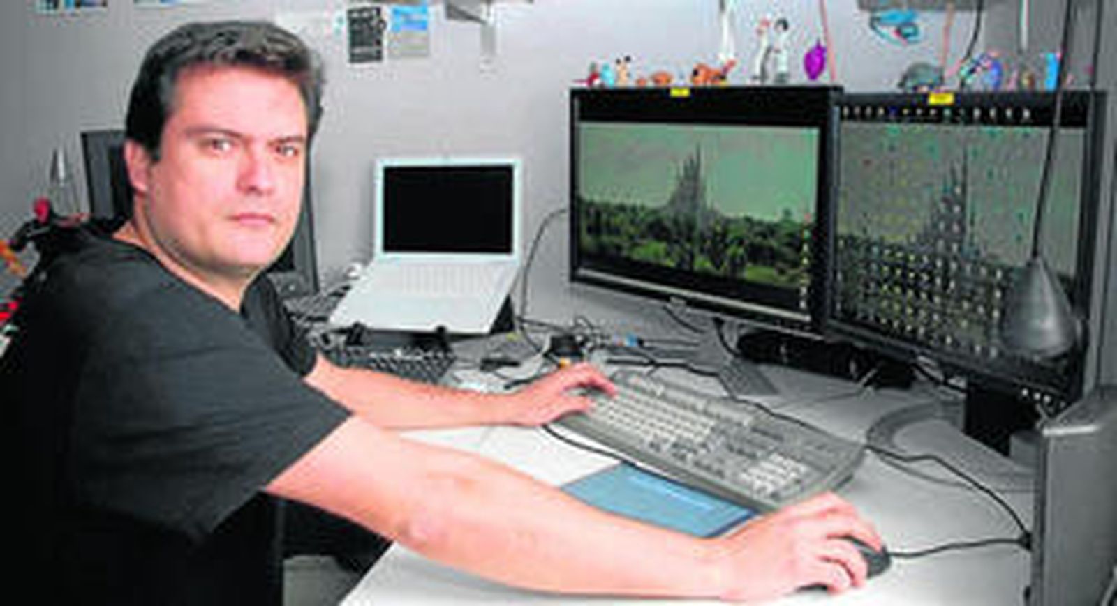 Javier León en su estudio de San Fernando.