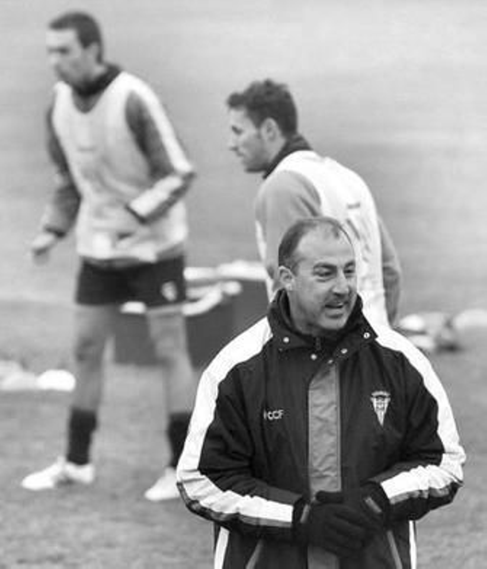 Luna Eslava sonríe en su primera sesión, con Ceballos y Guzmán al fondo.