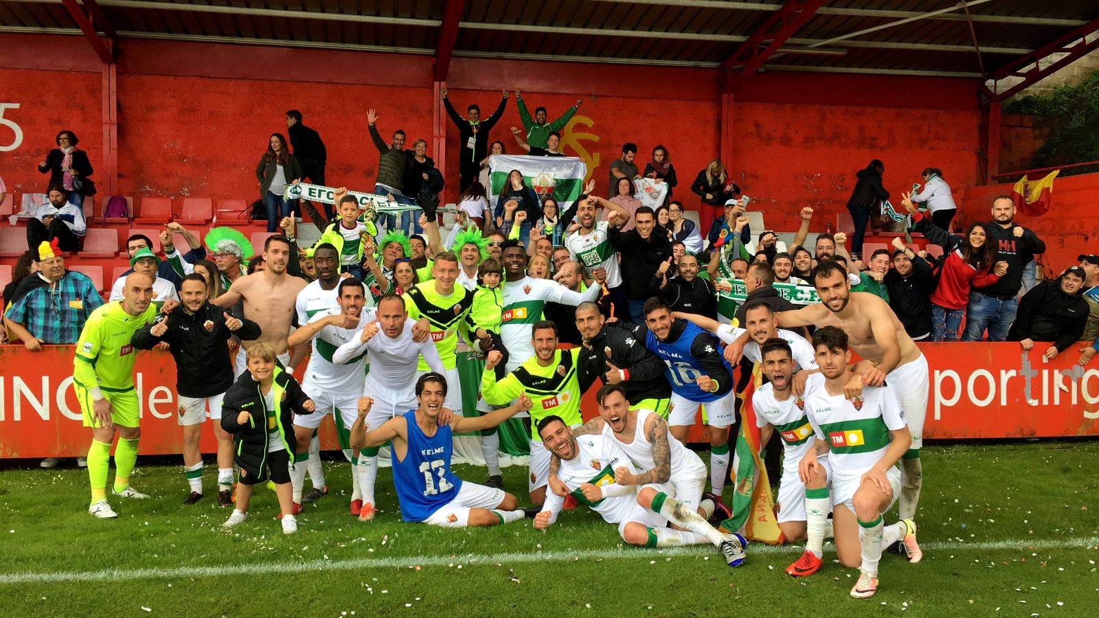 Jugadores del Elche celebrando su pase a la última eliminatoria, donde les espera el Villarreal B