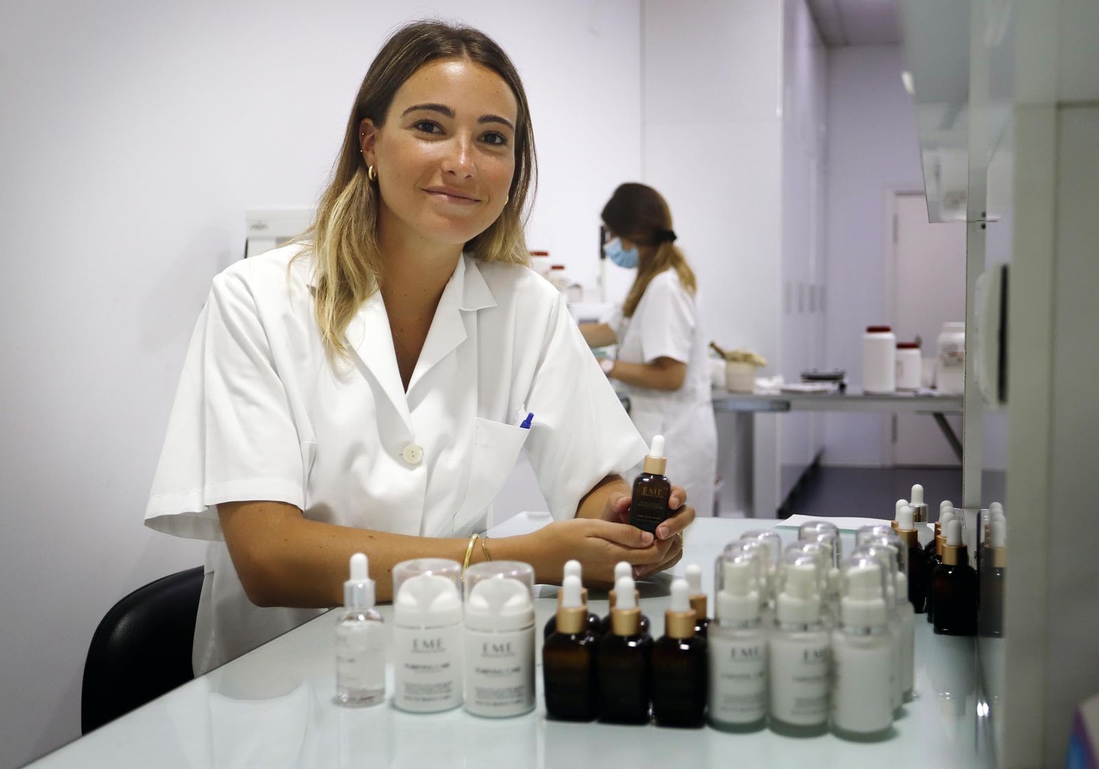 La farmacéutica onubense Marta Garrido en su laboratorio.
