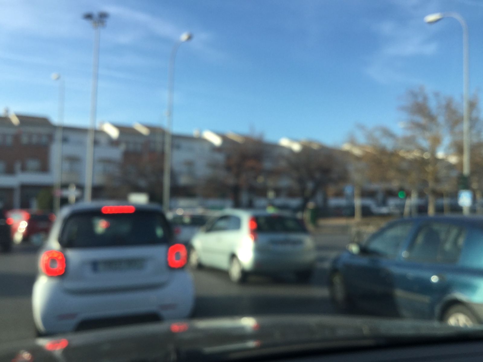 Cortado el tráfico frente al centro comercial Serrallo de Granada por gasoil en la calzada