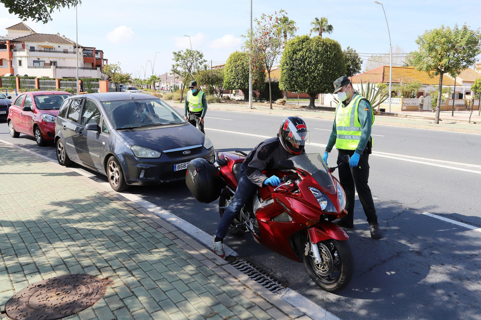 Imágenes de la Guardia Civil haciendo controles en Corrales para hacer cumplir el confinamiento