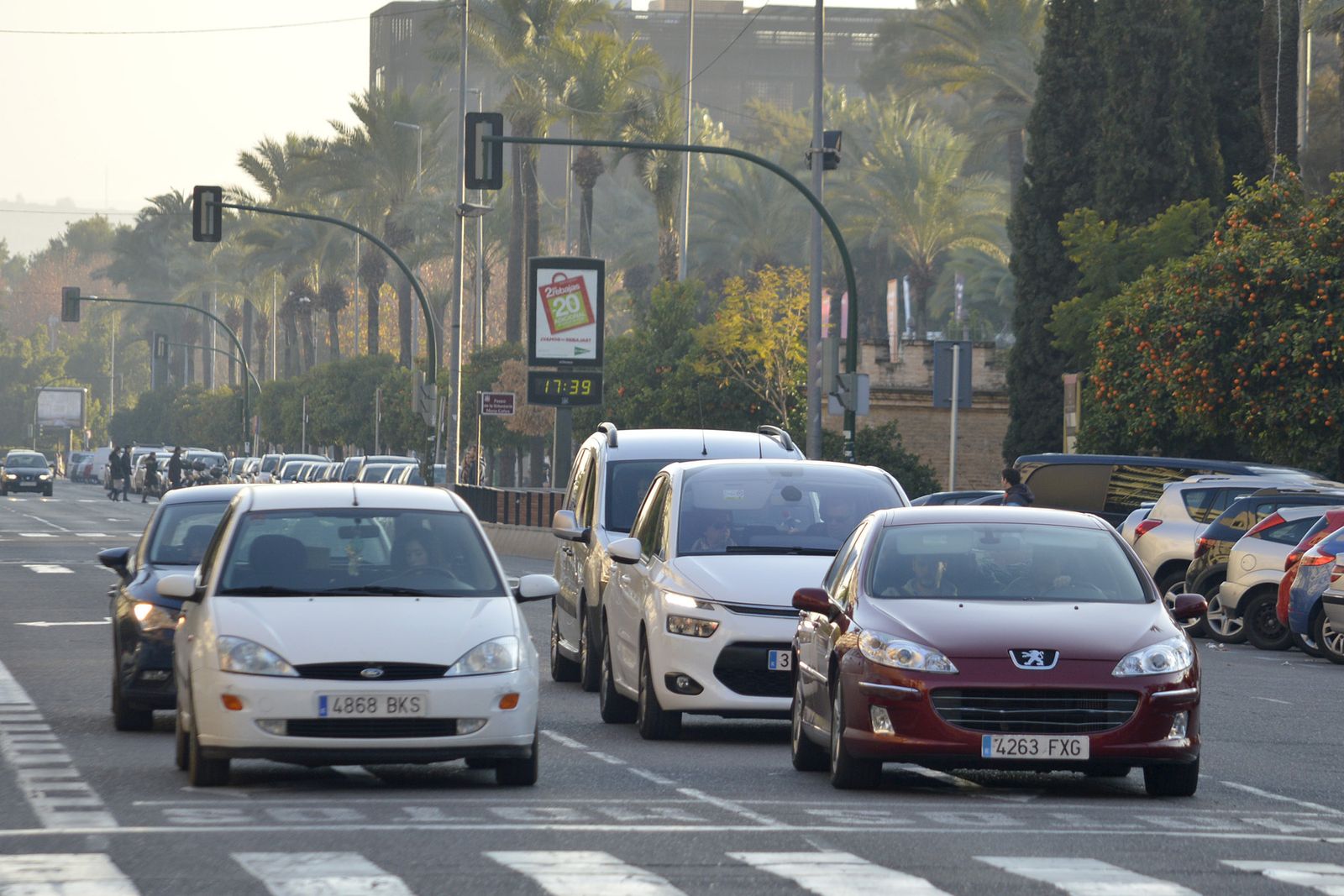 Varios coches circulan por el Paseo de la Victoria.