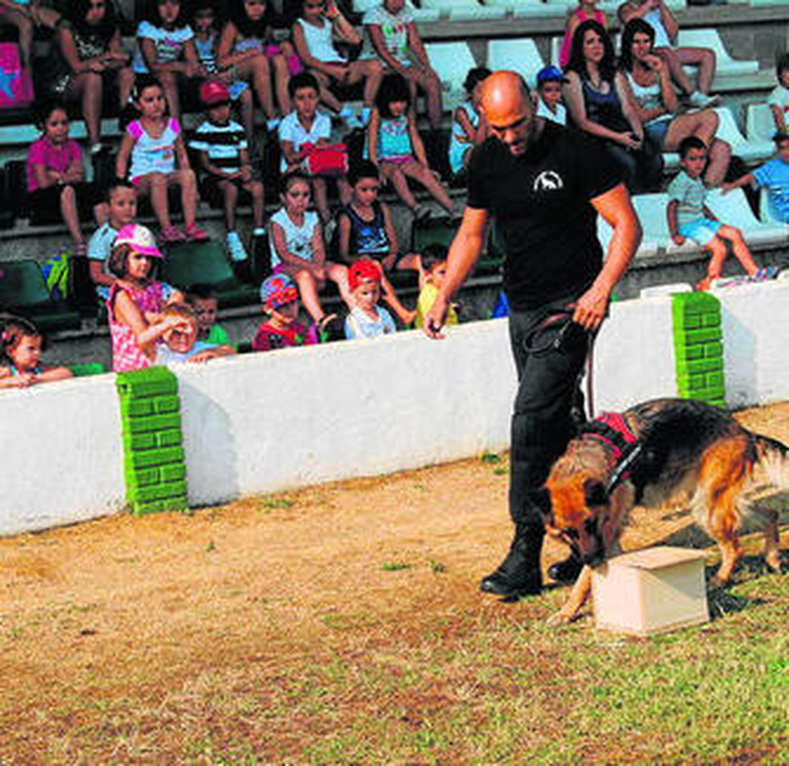 Los pequeños disfrutaron con la exhibición canina.