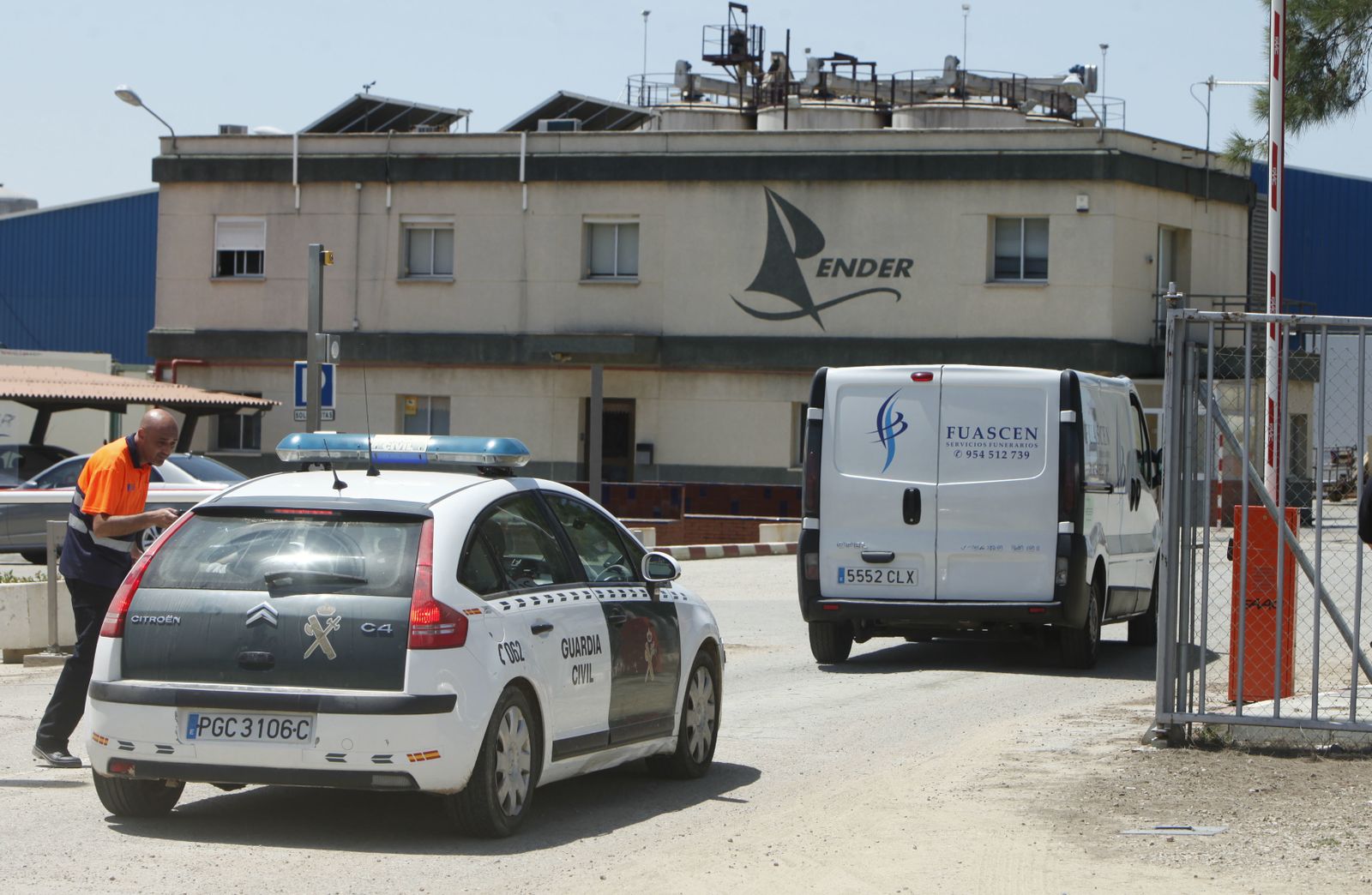 Un furgón de los servicios funerarios entra en las instalaciones de Render Grasas tras la muerte de un trabajador en mayo de 2016