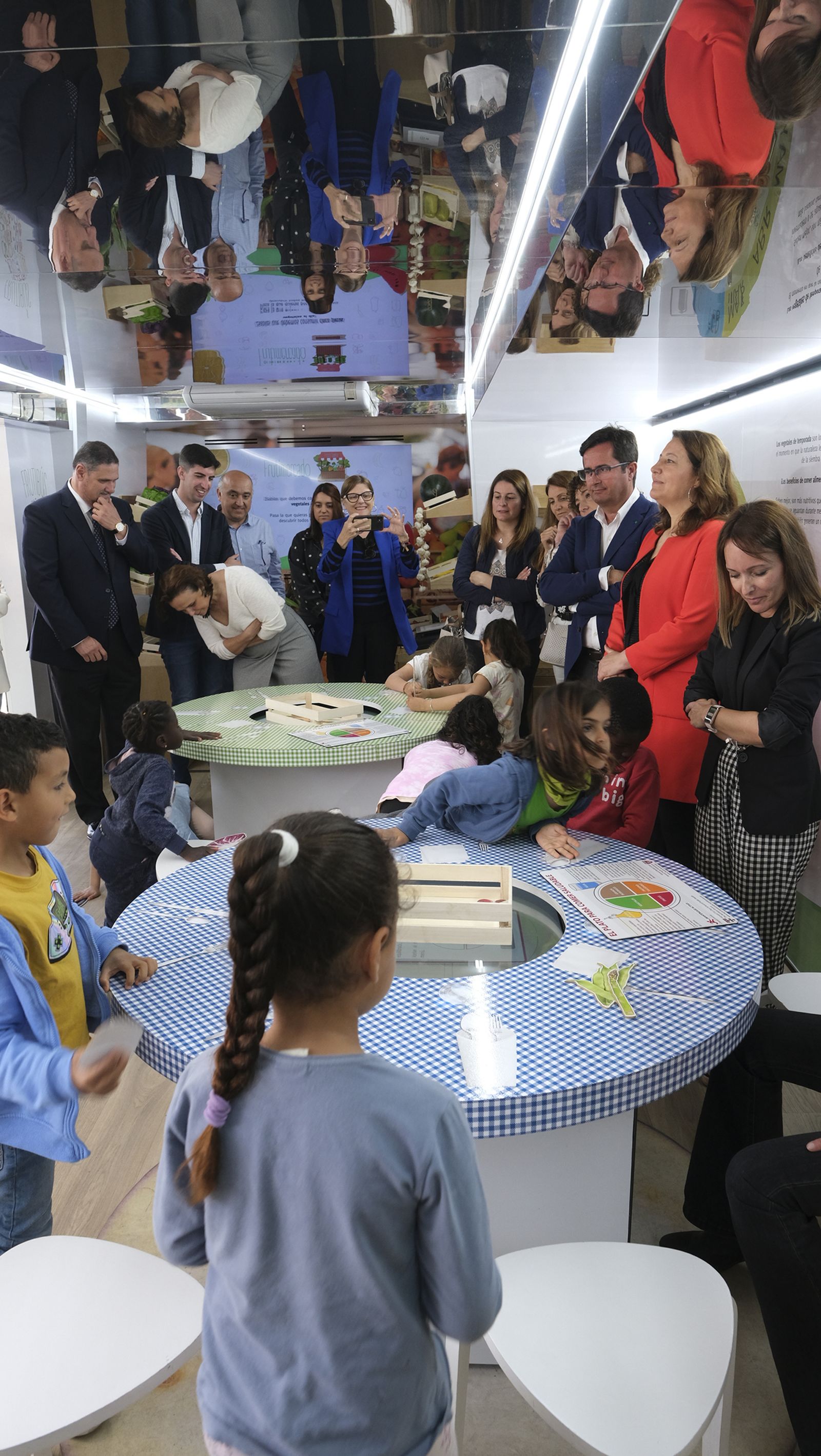 Imágenes de la caravana Frutibús, alimentación saludable, en Las Norias (El Ejido)