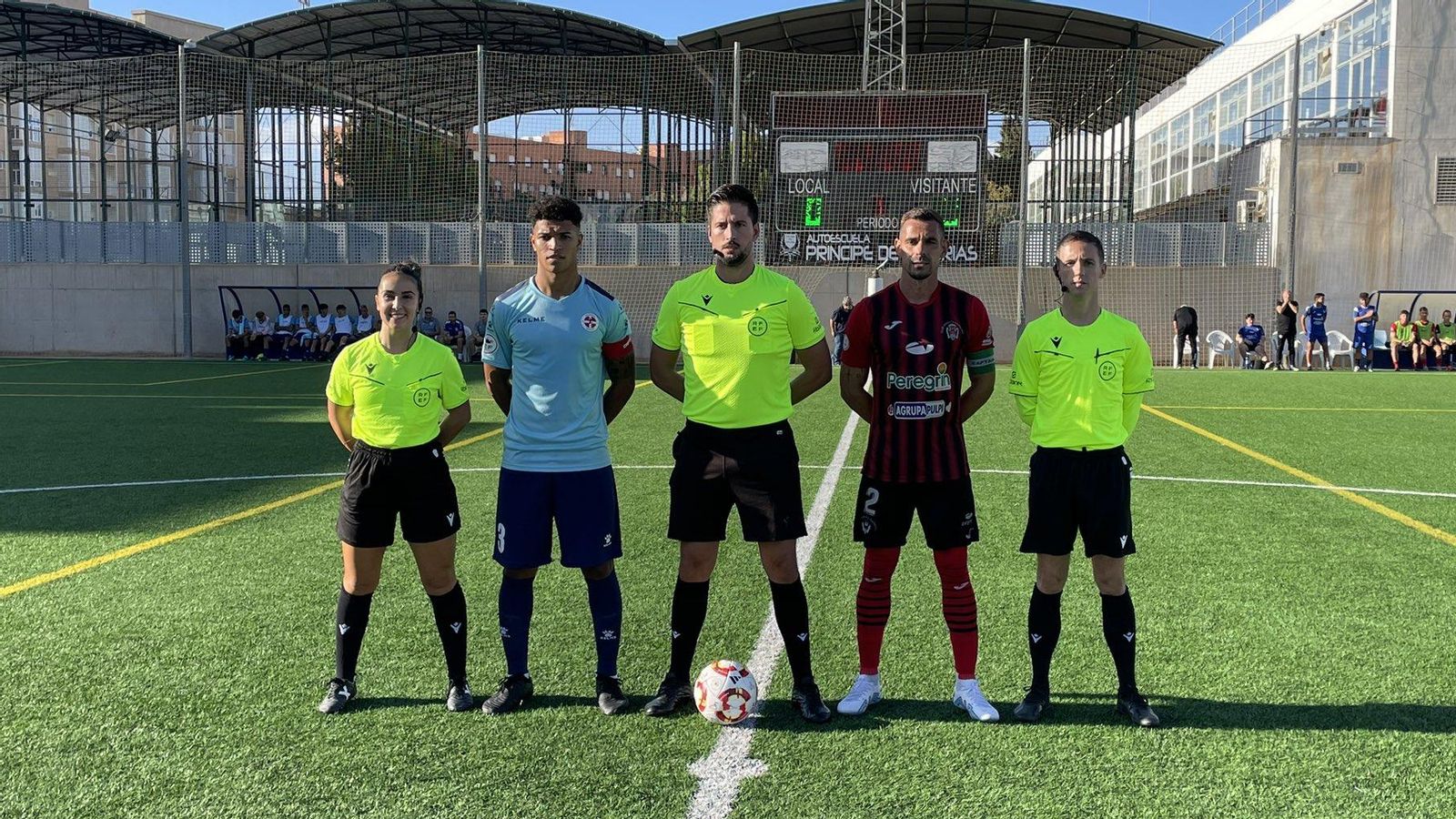 Los capitanes de ambos equipos posan junto al trío arbitral antes del comienzo del encuentro.