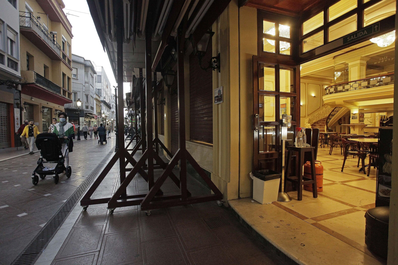 El Café Modelo, en la calle Real de La Línea, se dispone a cerrar poco antes de las 18:00
