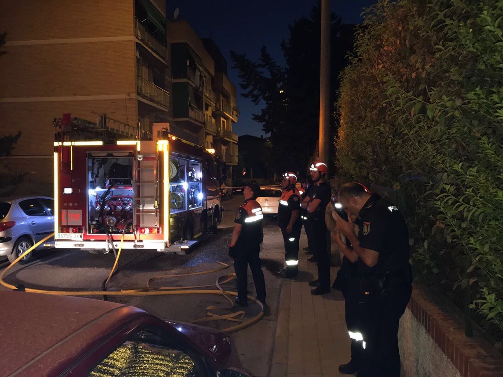 Los bomberos actuaron rápidamente para sofocar las llamas en la vivienda.