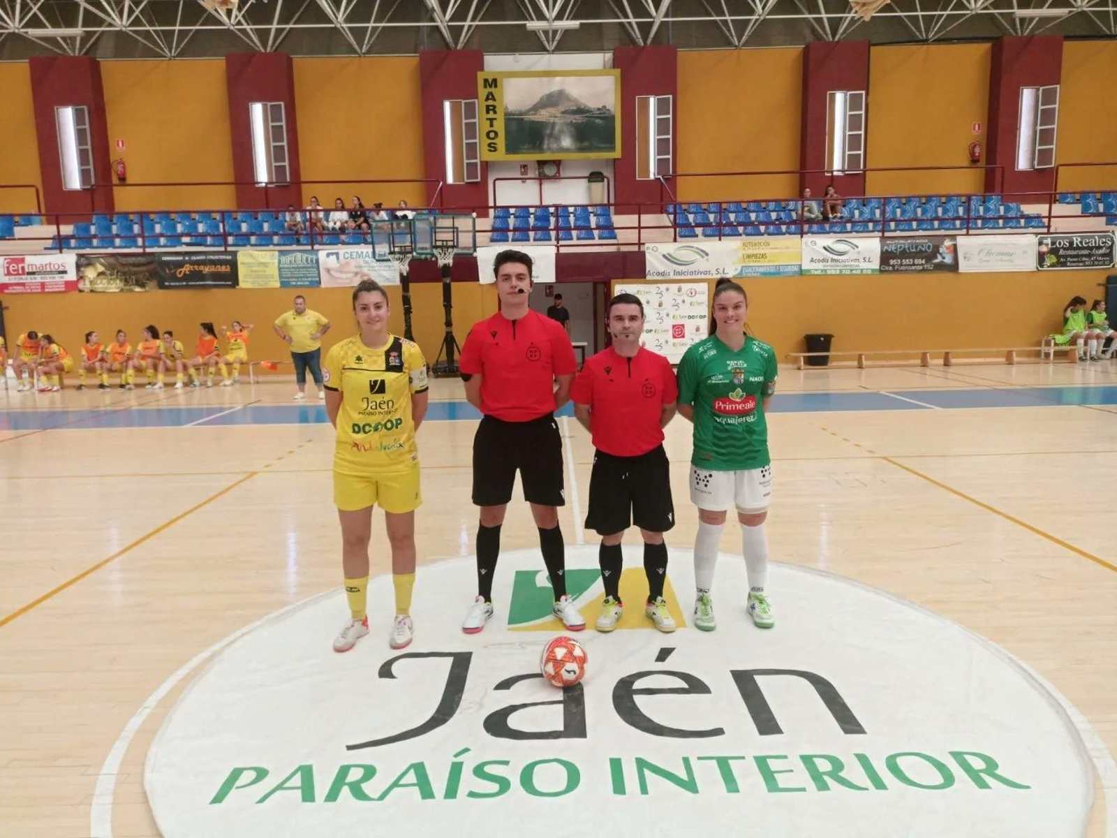 Las capitanas de ambos equipos posan junto a los árbitros. Las capitanas de ambos equipos posan junto a los árbitros.