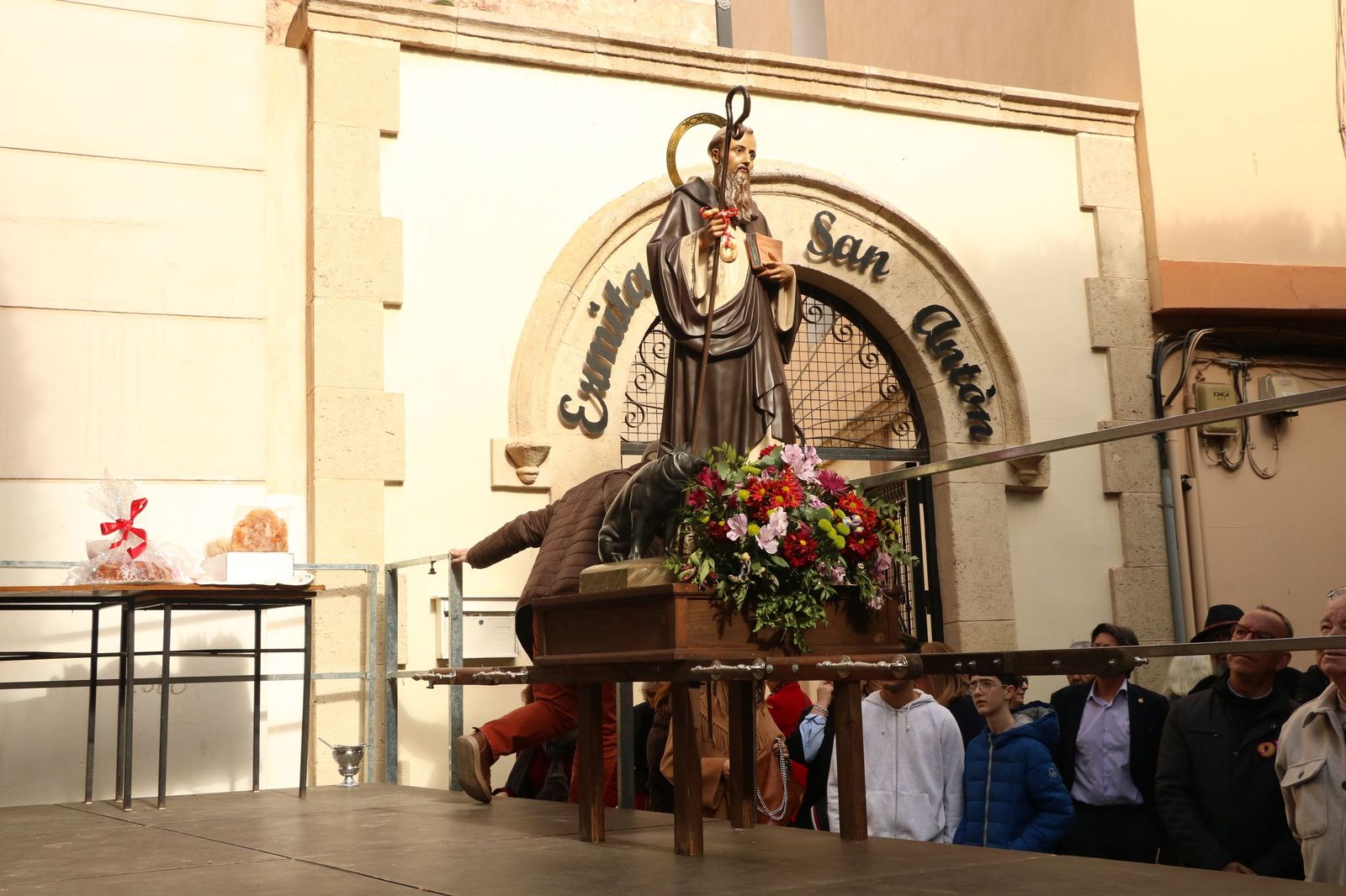 Así ha sido la bendición de las mascotas y la subasta de 'rabicos' en el casco histórico de Almería