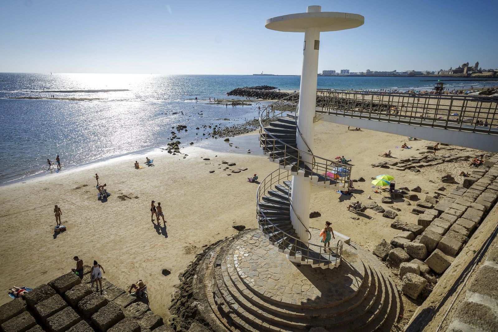 Una tarde de playa junto a los bloques prohibidos de la playa de Santa María del Mar de Cádiz