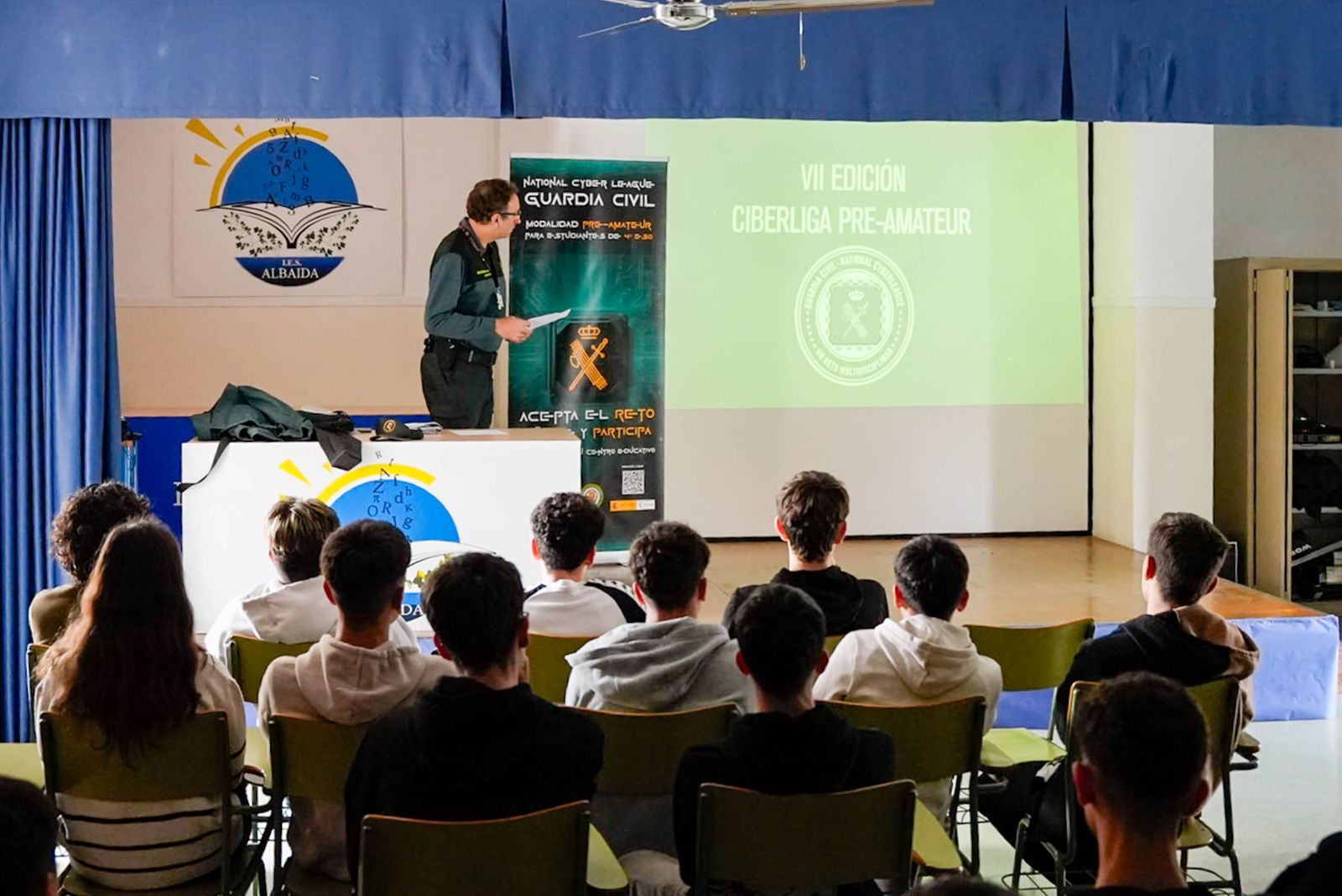 Las imágenes de la Ciberliga de la Guardia Civil en el IES Albaida