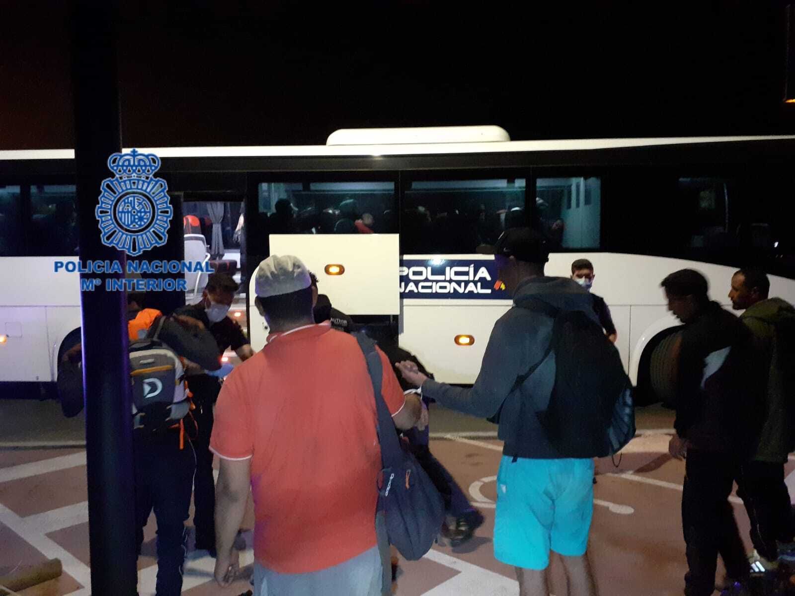 Traslado de los inmigrantes que en la madrugada del miércoles alcanzaron la costa isleña.