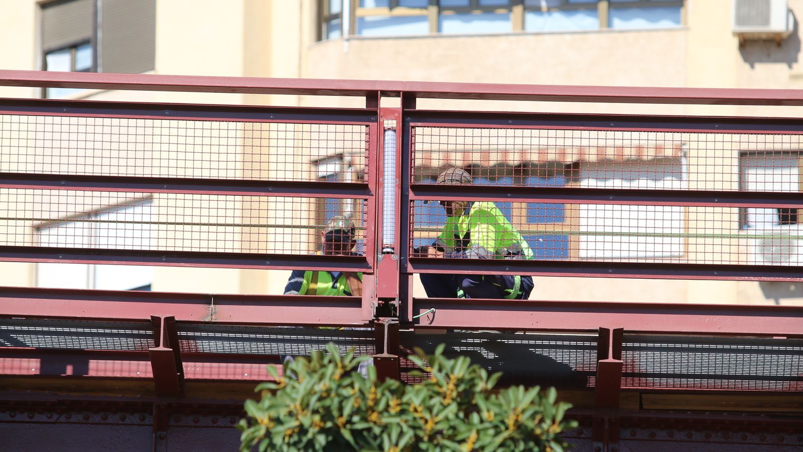 Detalle de las pantallas de seguridad de las barandillas, en forma de rejilla para no entorpecer la visibilidad.