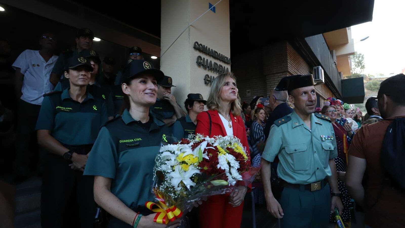 Manuela Parralo ante el Simpecado de Emigrantes