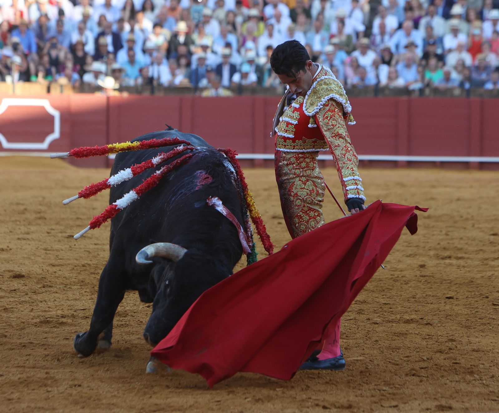 Imágenes de la corrida de toros en la Feria de Sevilla 2023 con El Juli, Alejandro Talavante y Tomás Rufo