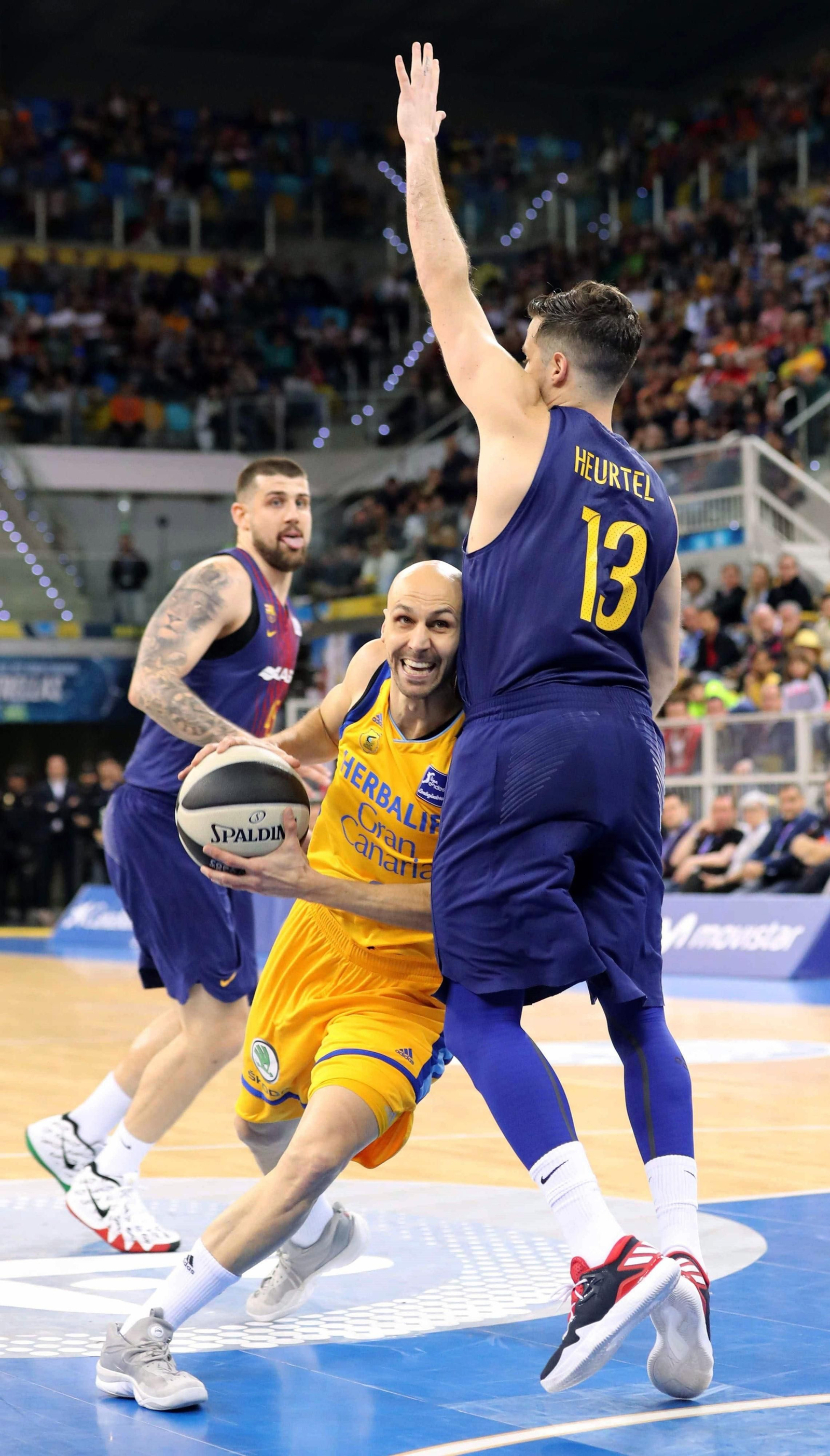 Oliver lucha con Heurtel durante la Copa del Rey.