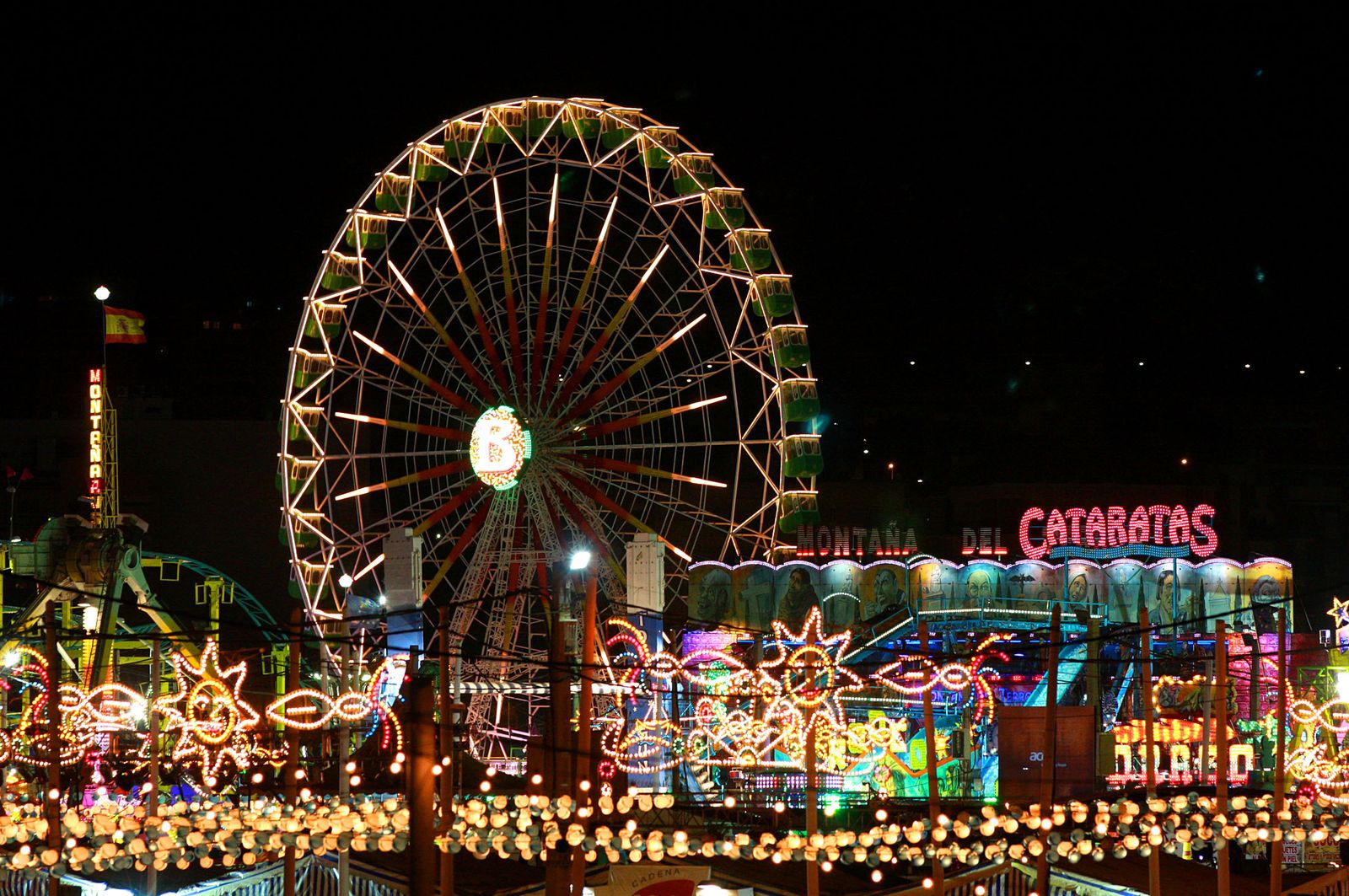 Imagen panorámica de las atracciones de las Fiestas Colombinas de Huelva