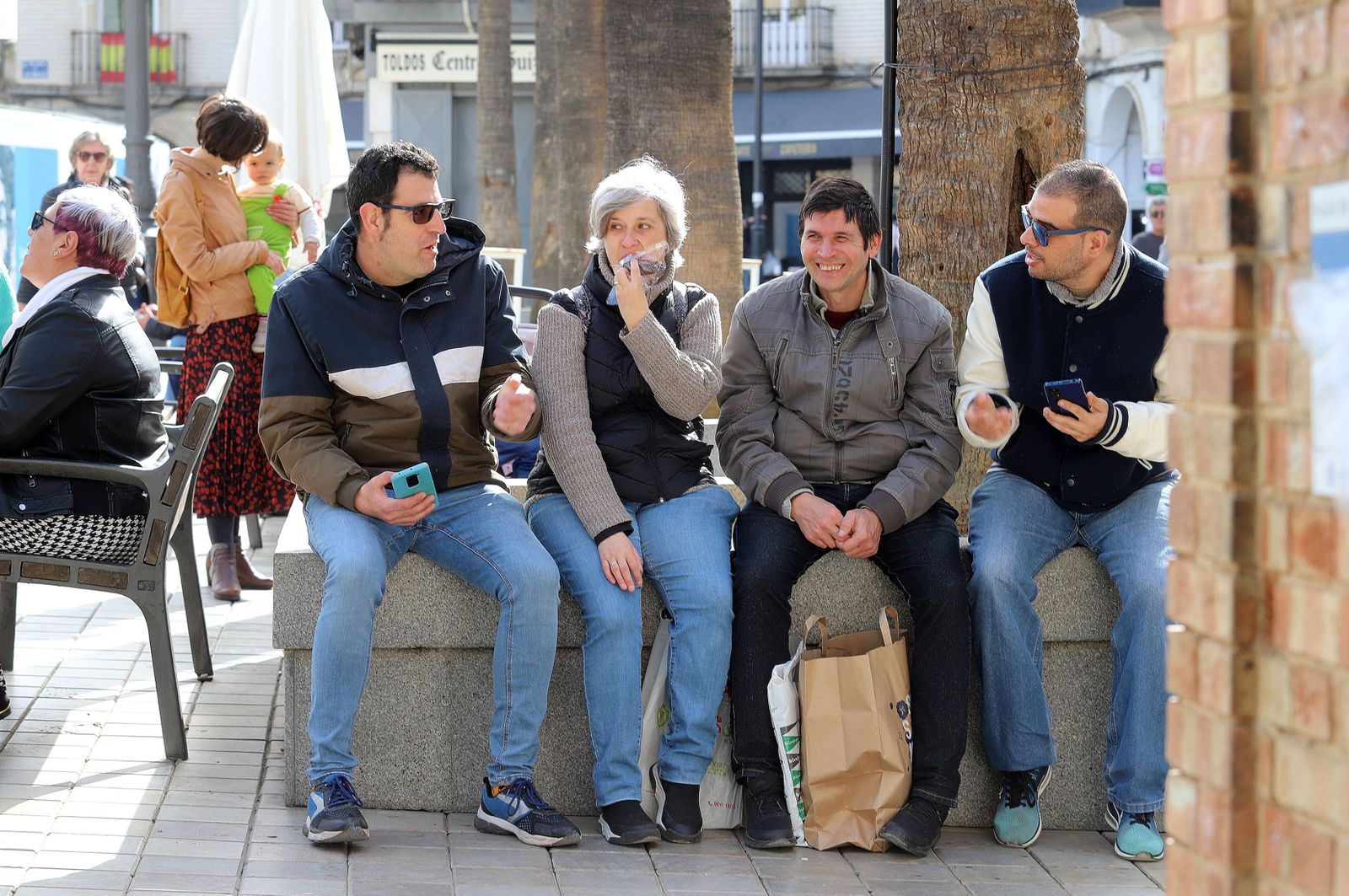 Imágenes del ambiente en la mañana de carnaval en Huelva