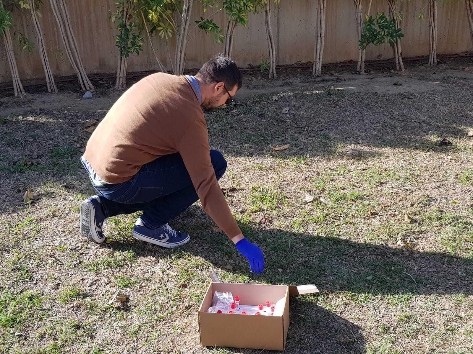 El área de Sanidad y Consumo recogiendo muestras de las heces de los perros