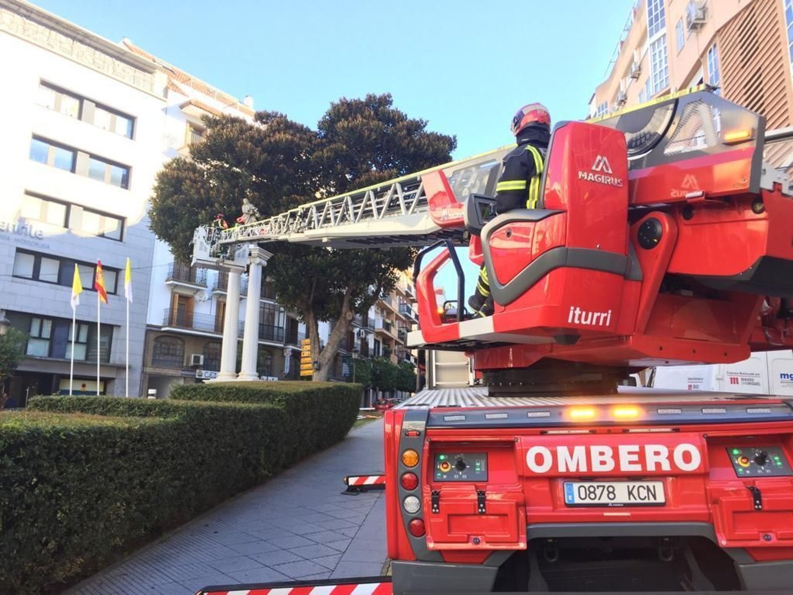 La grúa usada para realizar la ofrenda.