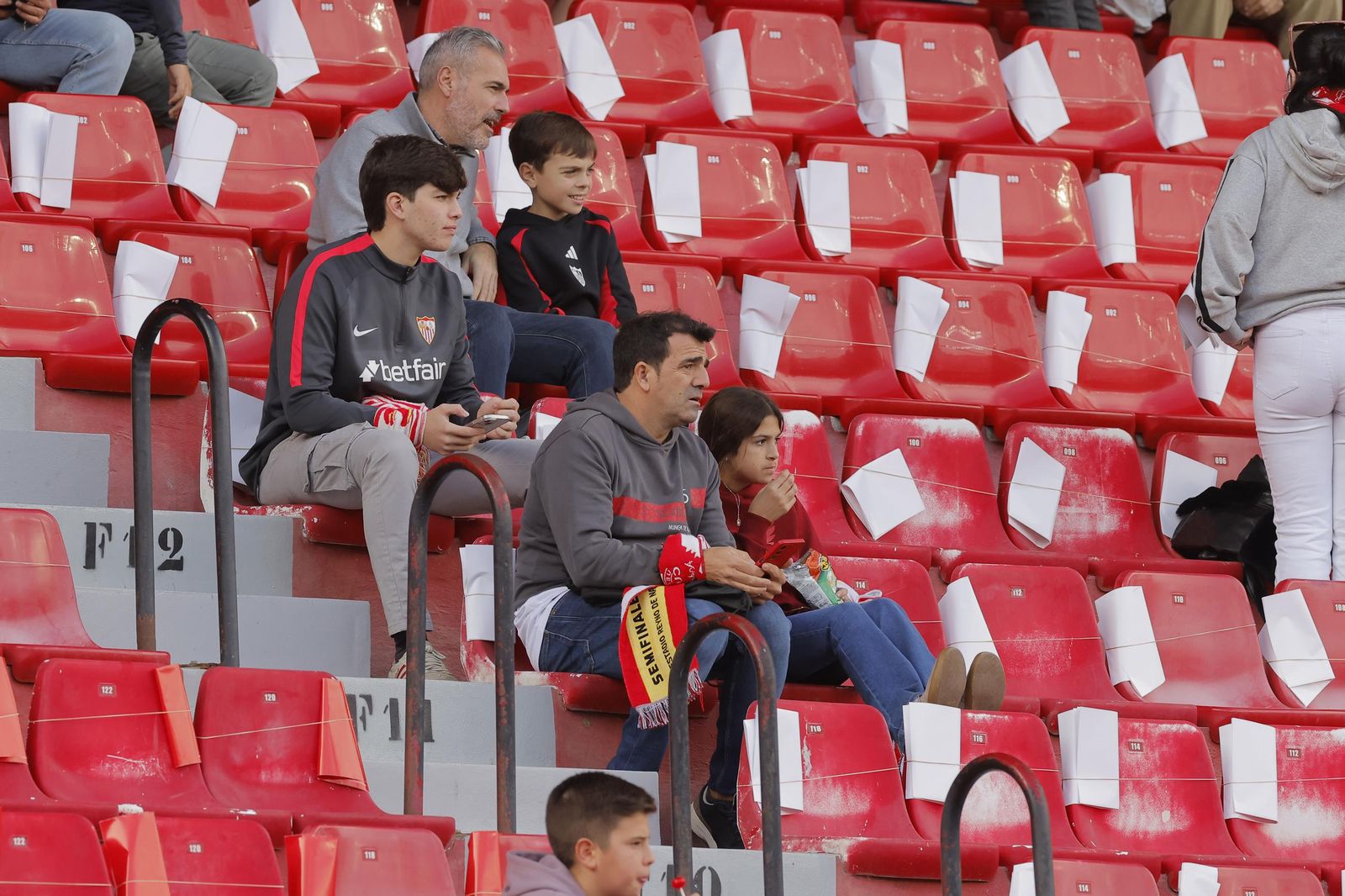 Búscate en las fotos del Sevilla -Betis