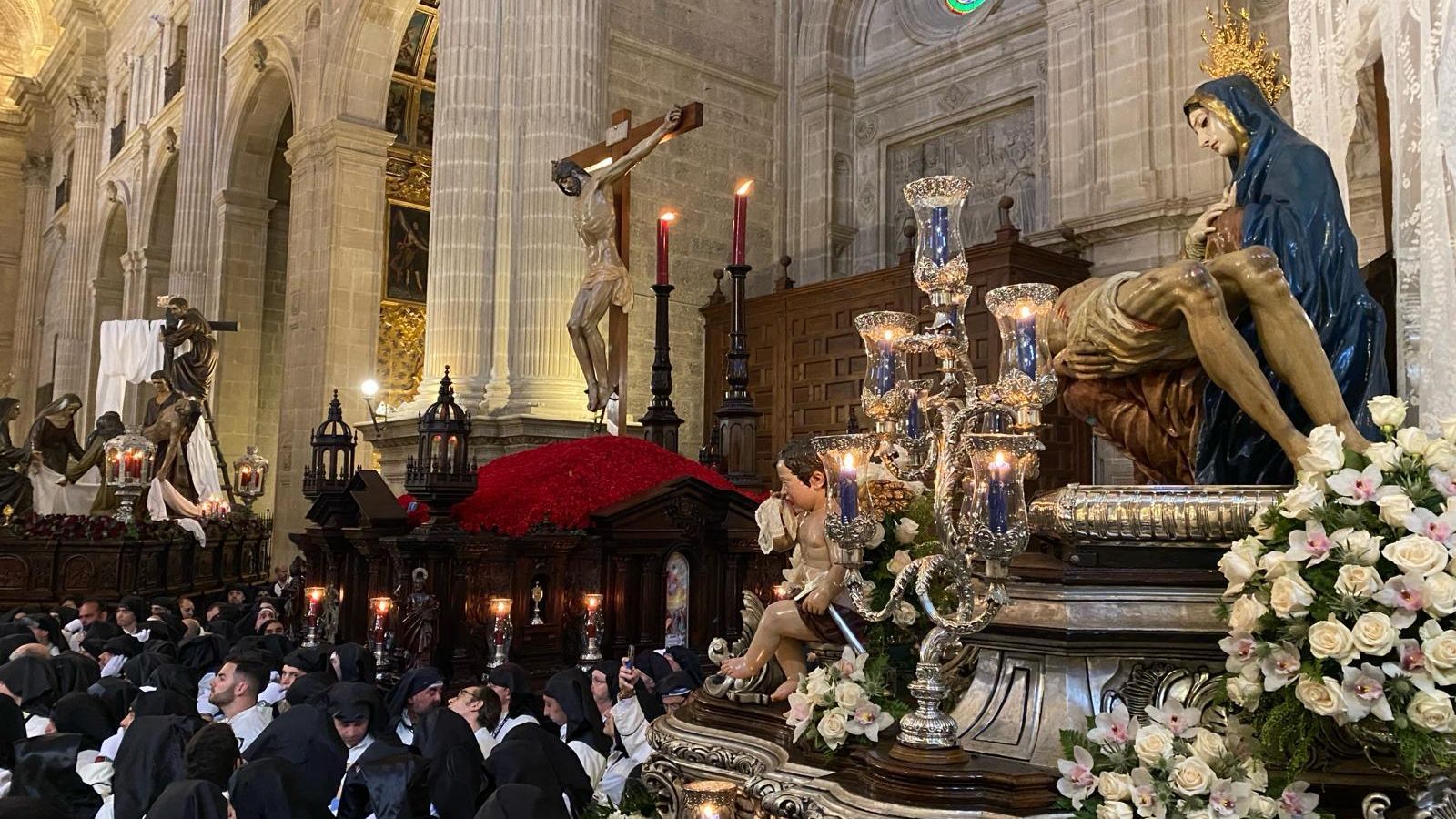 Los tres tronos de la Buena Muerte.