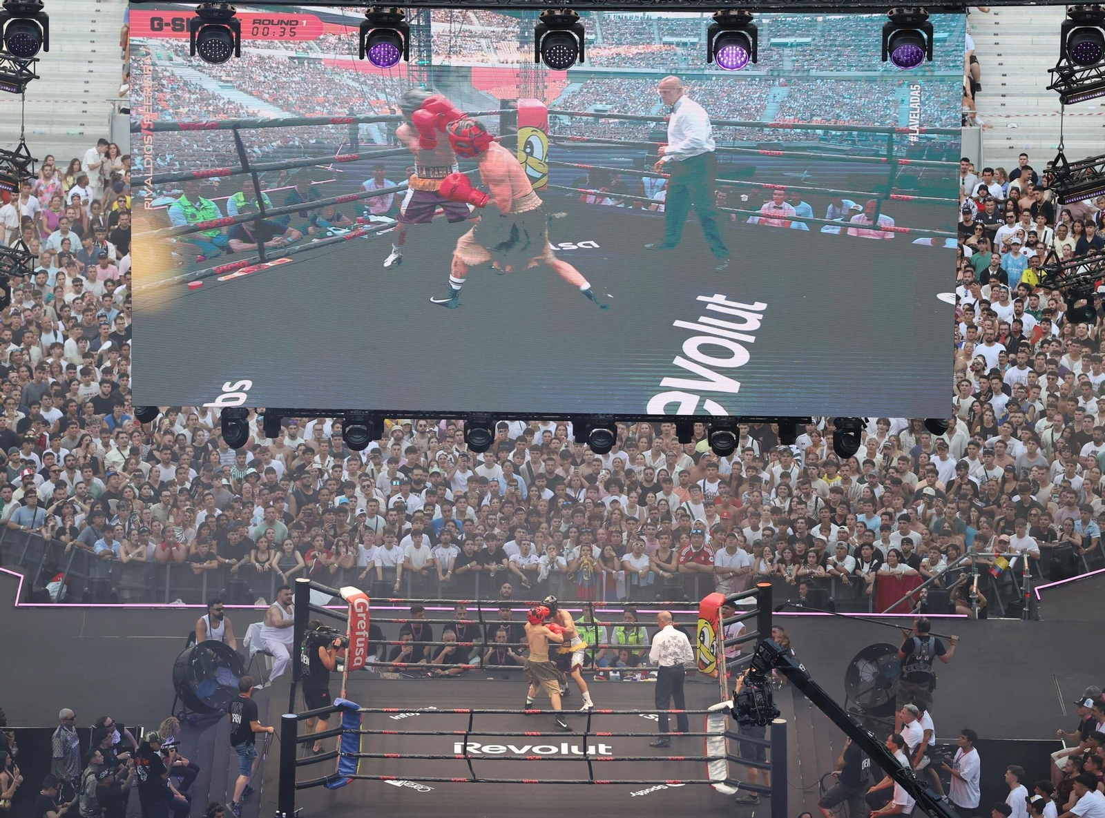 Las imágenes del lleno en el estado de la Cartuja por la Velada del Año 5