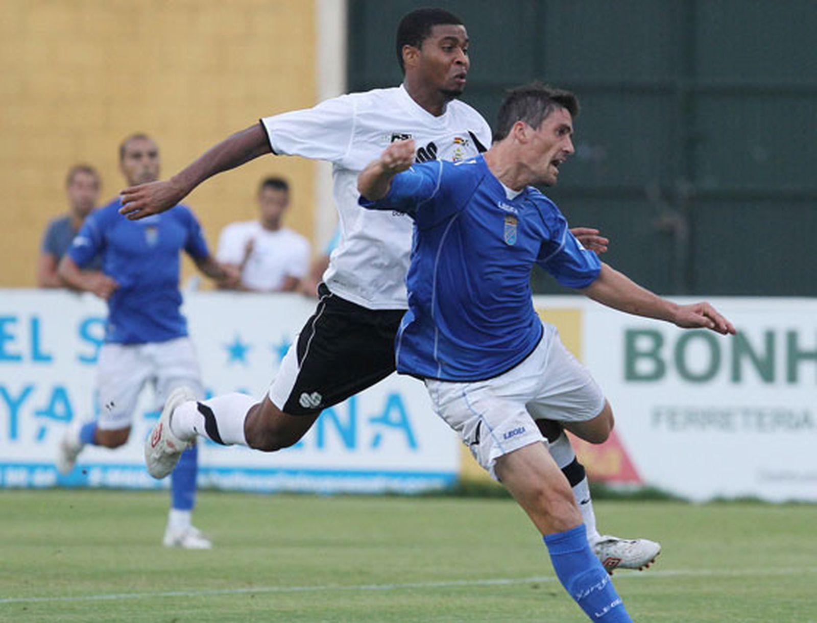 Mario Bermejo vio una tarjeta roja al final del partido

Foto: Miguel Angel Gonzalez
