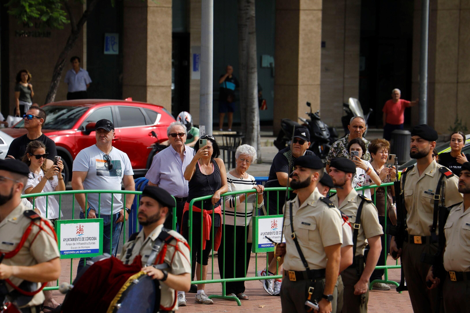 Las fotos del izado de la bandera de España por parte de la BRI X en Córdoba
