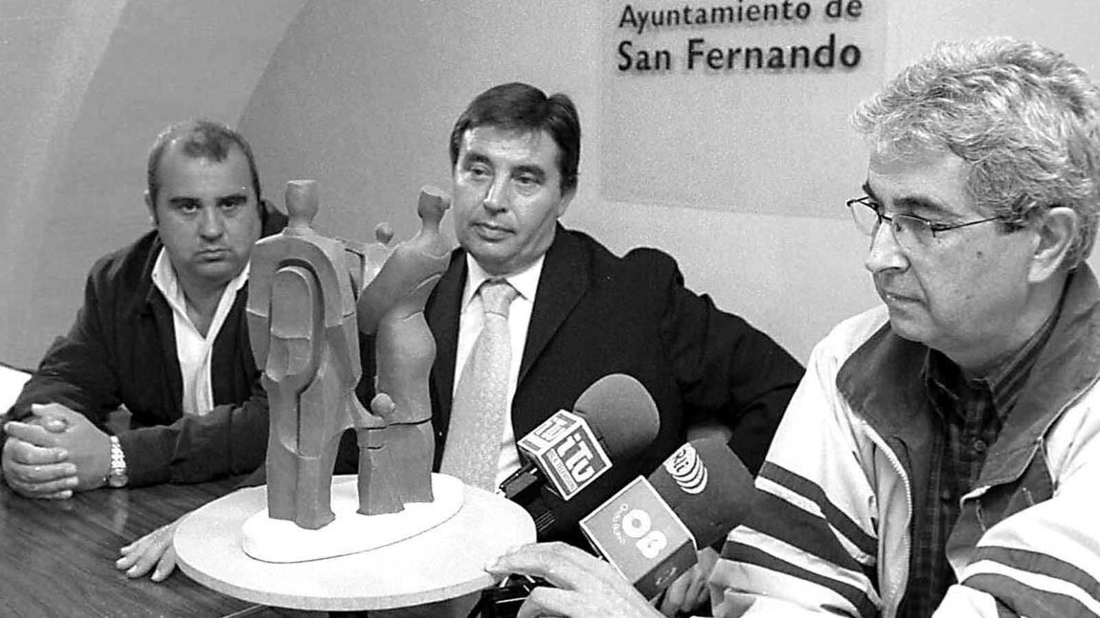 Presentación del monumento dedicado a la familia en octubre de 2002. En la imagen, Fernando Rodríguez (concejal de Urbanismo de la época),  el alcalde Antonio Moreno y el escultor, Salvador García.