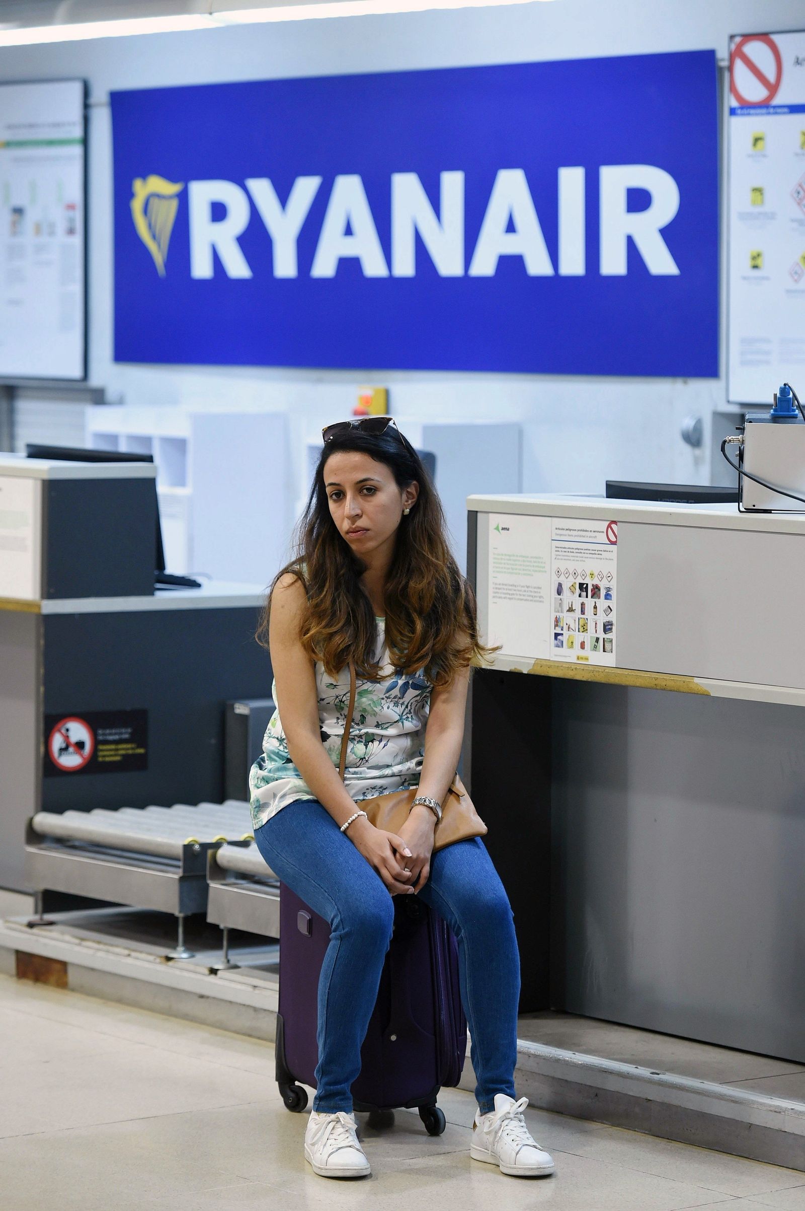 Una pasajera espera su vuelo durante la última huelga de Ryanair.